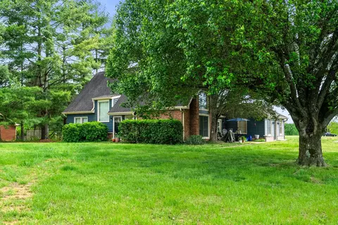 Exterior - 674 Lakeside Dr, Springfield, TN 37172 photo 5 of 11