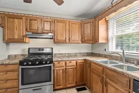 Kitchen - 674 Lakeside Dr, Springfield, TN 37172 photo 3 of 3