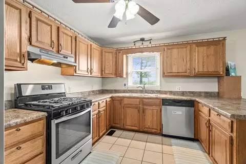 Kitchen - 674 Lakeside Dr, Springfield, TN 37172 photo 2 of 3