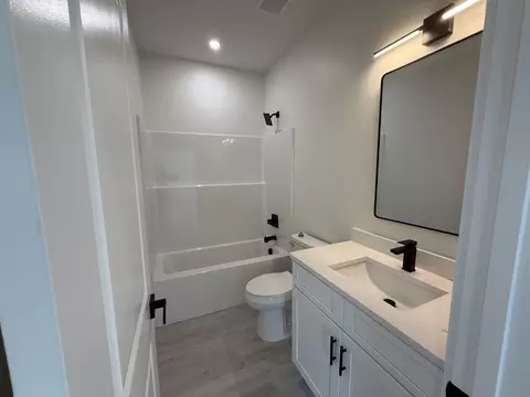 Bath - 534 20th Ave W, Springfield, TN 37172 photo 3 of 4