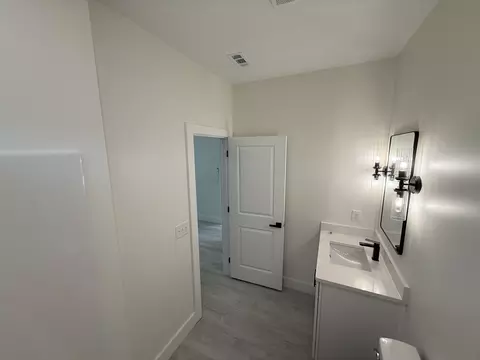 Bath - 534 20th Ave W, Springfield, TN 37172 photo 2 of 4