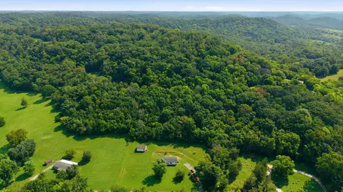 1305 Wolf Hill Rd, Bethpage, TN 37022