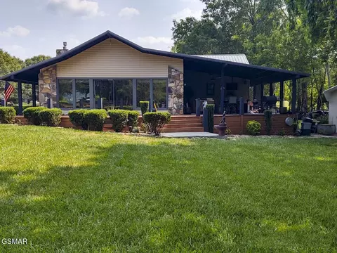 967 Holly Oaks Ln, Dandridge, TN 37725