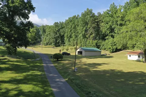 2945 Peacock Ln, Dandridge, TN 37725