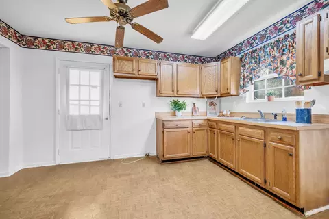 Kitchen - 152 W Piney Rd, Dickson, TN 37055 photo 4 of 4