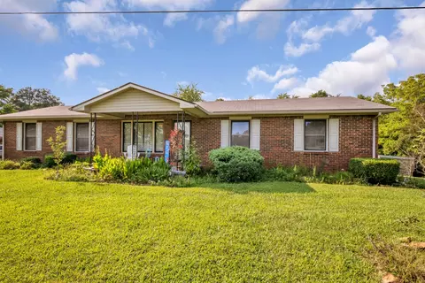 Exterior - 152 W Piney Rd, Dickson, TN 37055 photo 3 of 10