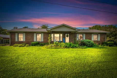 Exterior - 152 W Piney Rd, Dickson, TN 37055 photo 2 of 10