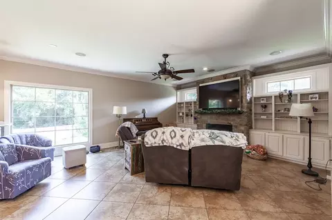 Living - 88 Epperson Dr, Jackson, TN 38305 photo 3 of 4
