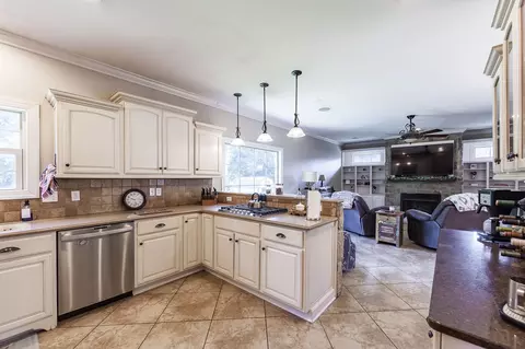Kitchen - 88 Epperson Dr, Jackson, TN 38305 photo 2 of 4