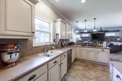 Kitchen - 88 Epperson Dr, Jackson, TN 38305 photo 4 of 4