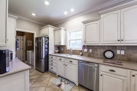 Kitchen - 88 Epperson Dr, Jackson, TN 38305 photo 3 of 4