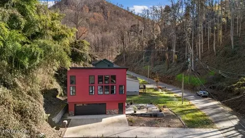 667 Turkey Nest Rd, Gatlinburg, TN 37738