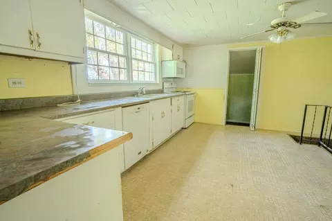 Kitchen - 139 Hardin Loop, Westpoint, TN 38486 photo 2 of 3
