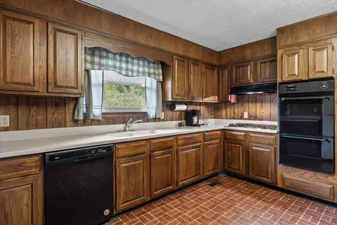 Kitchen - 166 Parrish Ln, Mcewen, TN 37101 photo 2 of 3