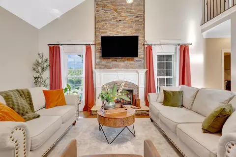 Living - 902 Rushmore Dr, Murfreesboro, TN 37129 photo 3 of 6