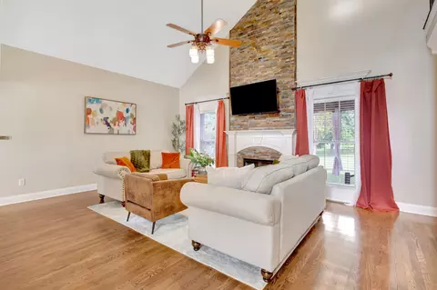 Living - 902 Rushmore Dr, Murfreesboro, TN 37129 photo 1 of 6