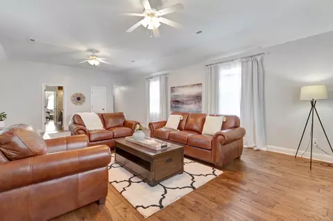 Living - 902 Rushmore Dr, Murfreesboro, TN 37129 photo 5 of 6