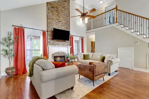Living - 902 Rushmore Dr, Murfreesboro, TN 37129 photo 2 of 6