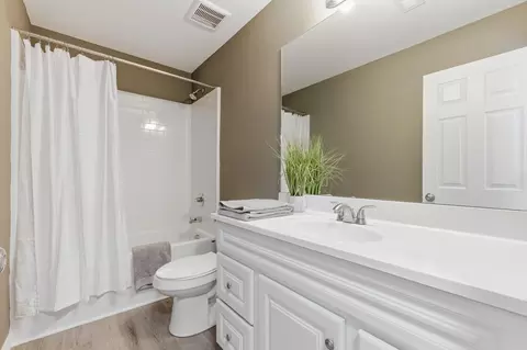 Bath - 118 Hill Place Ct, Dickson, TN 37055 photo 1 of 2