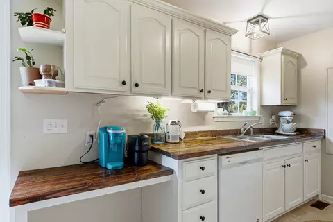 Kitchen - 6425 Highway 25 E, Springfield, TN 37172 photo 2 of 5