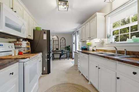 Kitchen - 6425 Highway 25 E, Springfield, TN 37172 photo 5 of 5