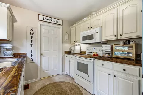 Kitchen - 6425 Highway 25 E, Springfield, TN 37172 photo 4 of 5
