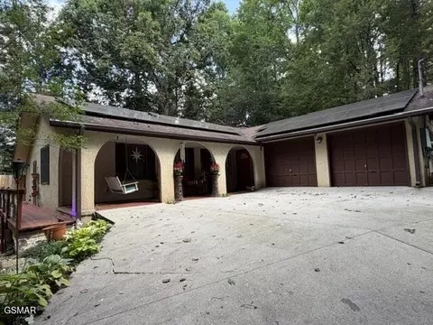 1633 Cardinal Dr, Gatlinburg, TN 37738