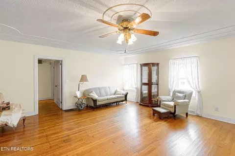 Living - 679 N Wright Rd, Alcoa, TN 37701 photo 3 of 5