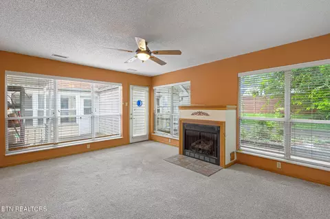 Living - 679 N Wright Rd, Alcoa, TN 37701 photo 5 of 5