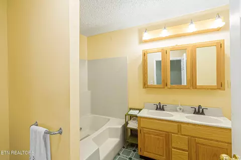Bath - 679 N Wright Rd, Alcoa, TN 37701 photo 2 of 2