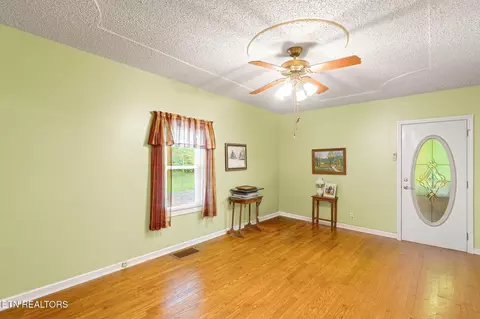 Living - 679 N Wright Rd, Alcoa, TN 37701 photo 4 of 5