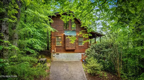 1712 Pulaski Ln, Sevierville, TN 37862