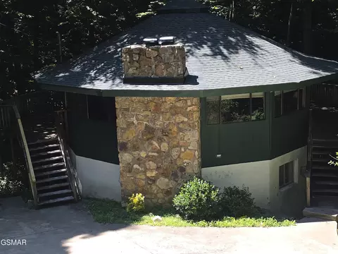 1321 N Baden Dr, Gatlinburg, TN 37738