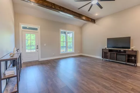 Living - 1236 Lowery Rd, Walling, TN 38587 photo 3 of 6