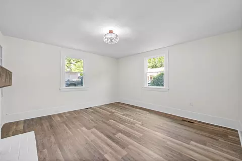 Living - 363 Third St, Guthrie, KY 42234 photo 3 of 4