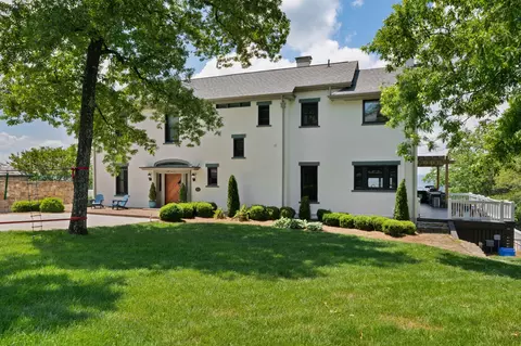 820 W Brow Rd, Lookout Mountain, TN 37350