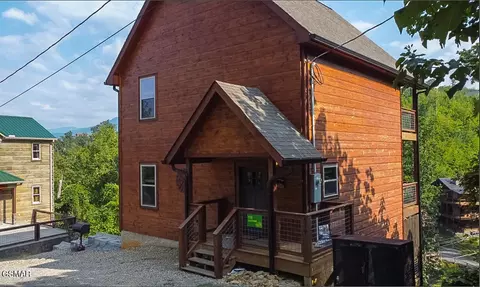 519 Edgewood Dr, Gatlinburg, TN 37738
