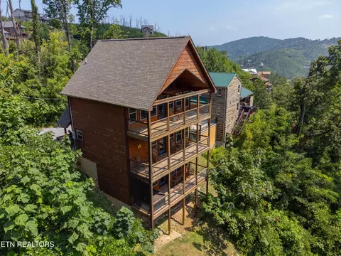 519 Edgewood Dr, Gatlinburg, TN 37738