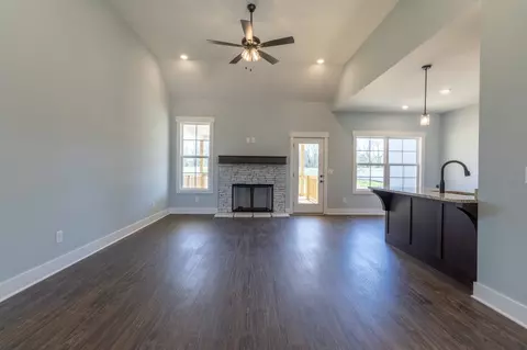 Living - 2060 Beverly Ct, Springfield, TN 37172 photo 2 of 4