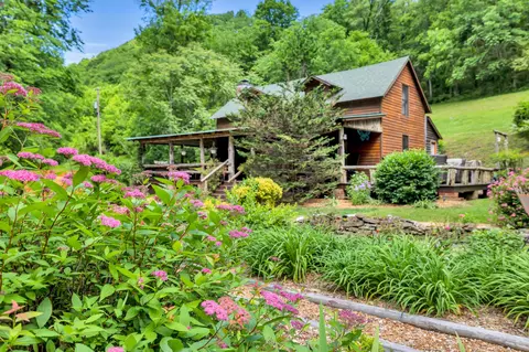 28 Bussell Ln, Gordonsville, TN 38563