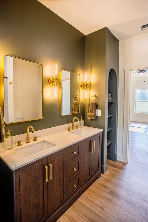 Bath - 155 Mitchell St, Hohenwald, TN 38462 photo 2 of 3