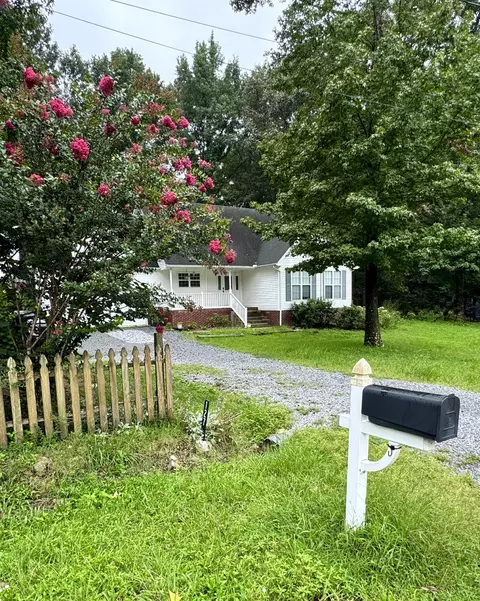 Exterior - 127 Silver Leaf Cir, Dickson, TN 37055 photo 3 of 8