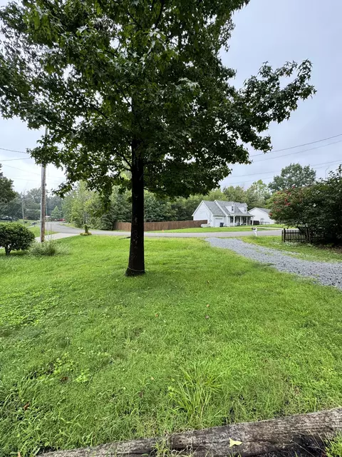 Exterior - 127 Silver Leaf Cir, Dickson, TN 37055 photo 4 of 8