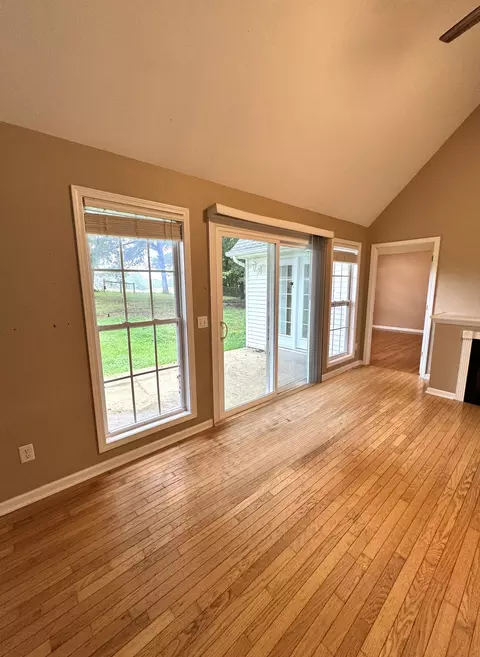 Living - 127 Silver Leaf Cir, Dickson, TN 37055 photo 2 of 5