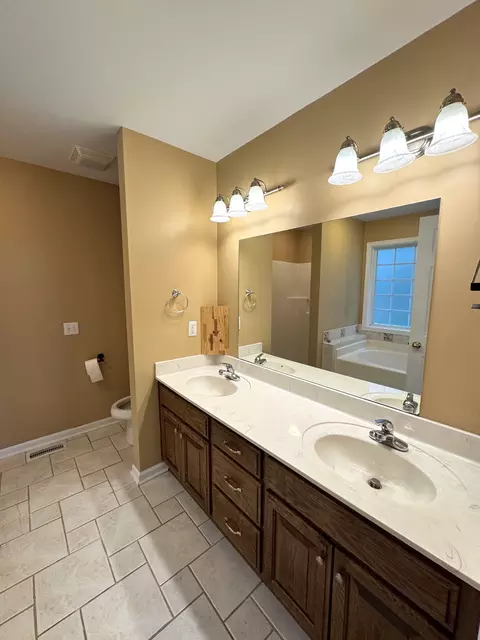 Bath - 127 Silver Leaf Cir, Dickson, TN 37055 photo 1 of 5