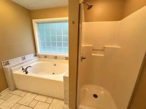 Bath - 127 Silver Leaf Cir, Dickson, TN 37055 photo 2 of 5