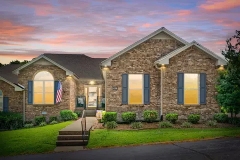 414 Country Club Ct, Clarksville, TN 37043
