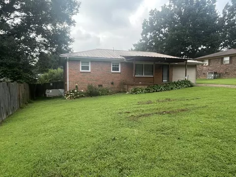 122 E James St, Collinwood, TN 38450