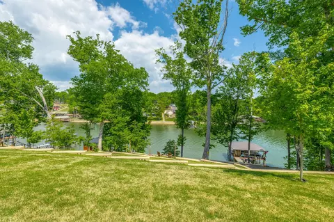 1738 Bayfront Dr, Soddy Daisy, TN 37379