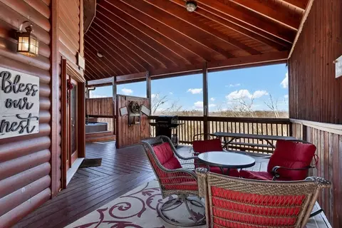 1084 Towering Oaks Dr, Sevierville, TN 37876